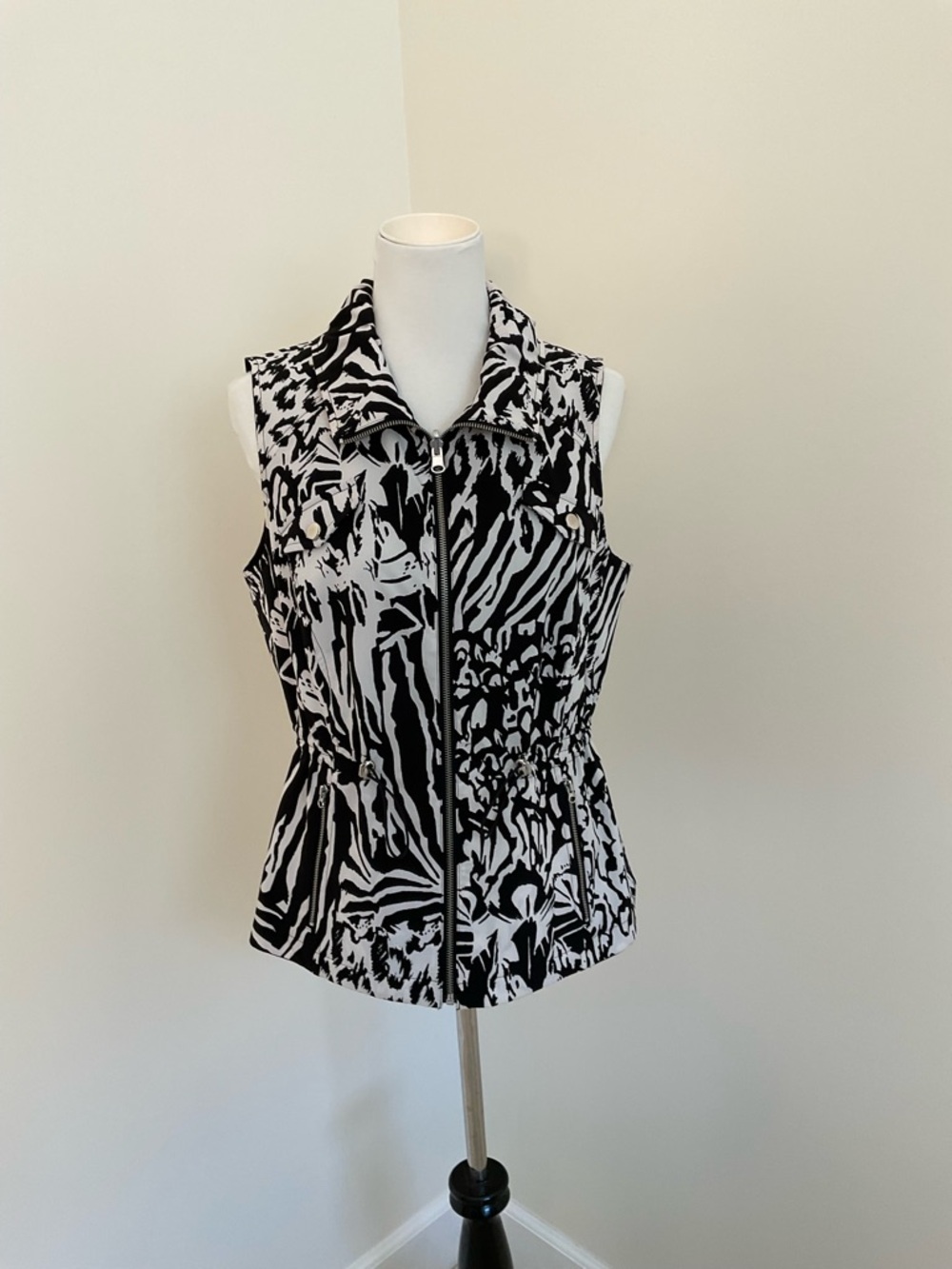 Chico’s Zenergy Sleeveless Black & White Zip-Front Reversible Activewear Vest